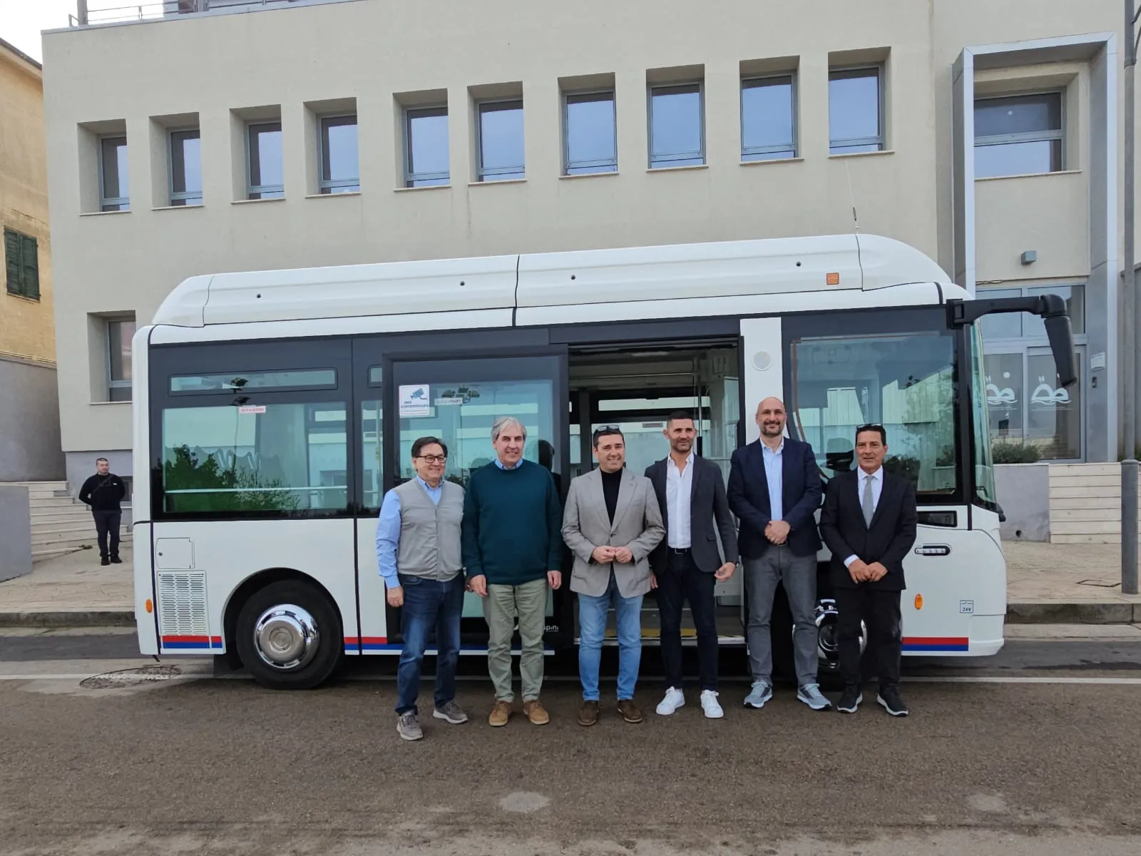 Porto Torres accelera sulla transizione green: il Parco dell’Asinara concede in usufrutto ad ATP un autobus elettrico per collegare porto e città